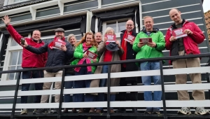 GroenLinks/PvdA-leden bezoeken Groencontainer op Marken tijdens campagne